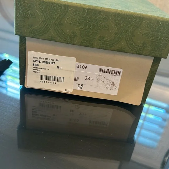 Gucci Logo Nappa Silk Metallic Leather Sandals in Argento - Picture 8 of 9